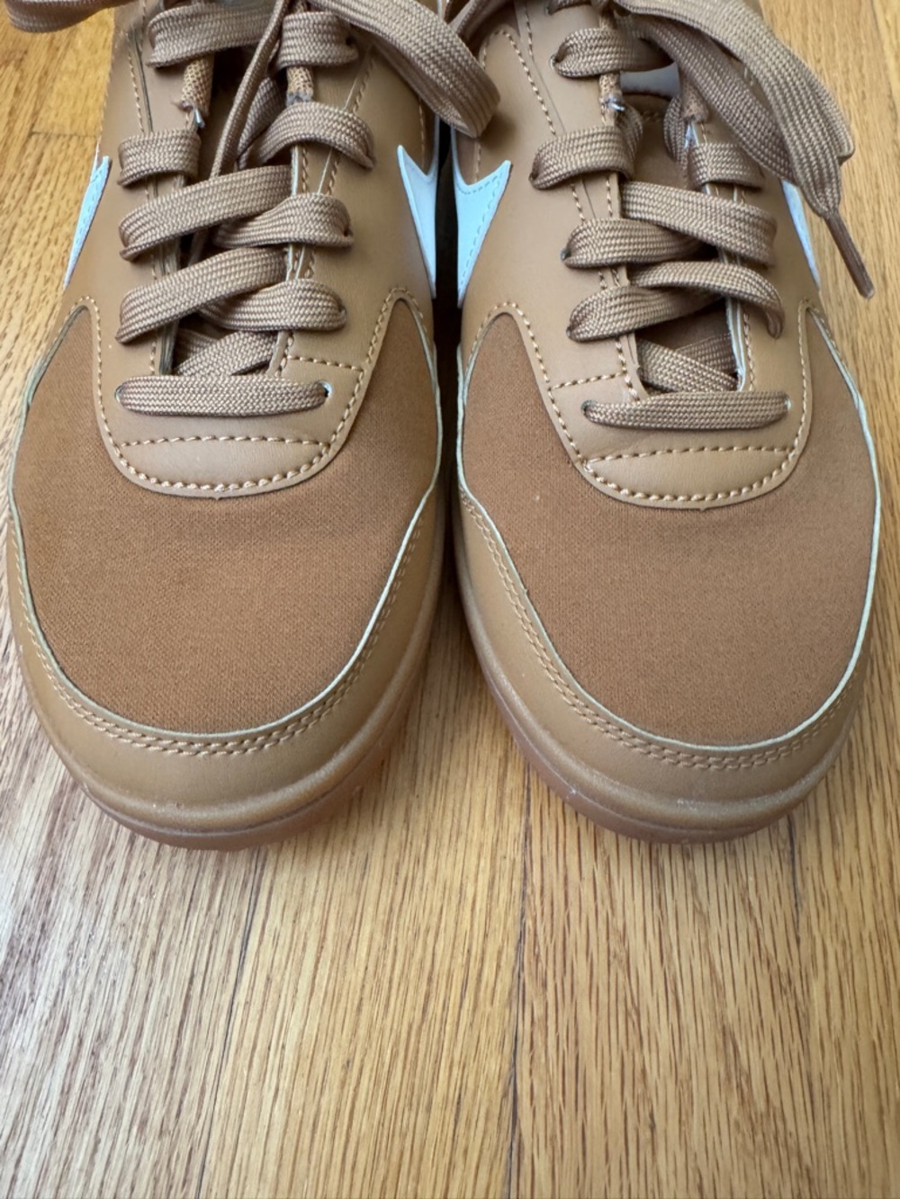 Nike women’s size 8.5 Terra Manta sneakers EUC comes with box - Picture 3 of 7
